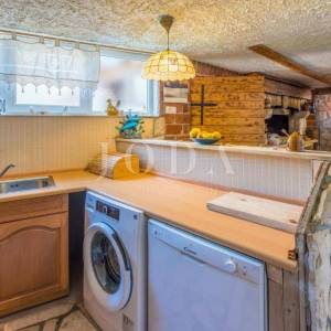 Kuća s bazenom na prodaju u Bribiru – 4 spavaće sobe, kamin, okućnica, parking | Kvarner