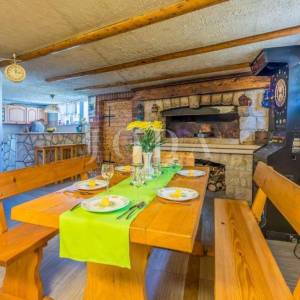 Kuća s bazenom na prodaju u Bribiru – 4 spavaće sobe, kamin, okućnica, parking | Kvarner