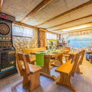 Kuća s bazenom na prodaju u Bribiru – 4 spavaće sobe, kamin, okućnica, parking | Kvarner