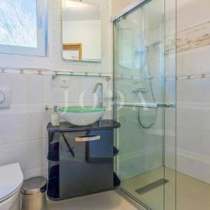 Kuća s bazenom na prodaju u Bribiru – 4 spavaće sobe, kamin, okućnica, parking | Kvarner