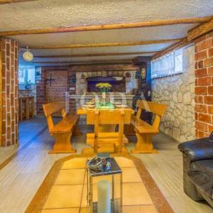 Kuća s bazenom na prodaju u Bribiru – 4 spavaće sobe, kamin, okućnica, parking | Kvarner