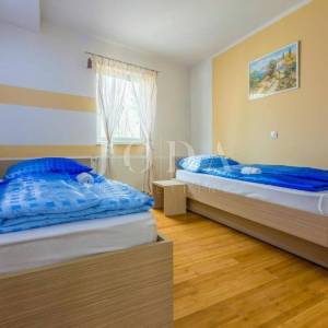 Kuća s bazenom na prodaju u Bribiru – 4 spavaće sobe, kamin, okućnica, parking | Kvarner