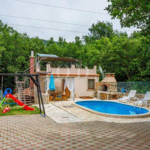 Kuća s bazenom na prodaju u Bribiru – 4 spavaće sobe, kamin, okućnica, parking | Kvarner