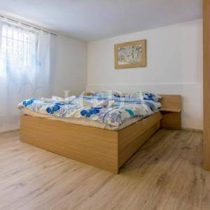 Kuća s bazenom na prodaju u Bribiru – 4 spavaće sobe, kamin, okućnica, parking | Kvarner