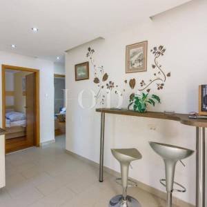 Kuća s bazenom na prodaju u Bribiru – 4 spavaće sobe, kamin, okućnica, parking | Kvarner