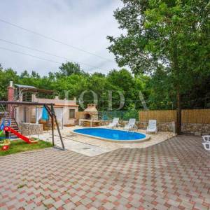 Kuća s bazenom na prodaju u Bribiru – 4 spavaće sobe, kamin, okućnica, parking | Kvarner