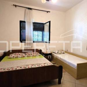 Kuća s pomoćnim objektom, pogled, garaža, vrt, 330 m2, Karlobag