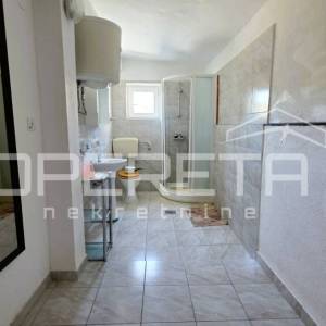 Kuća s pomoćnim objektom, pogled, garaža, vrt, 330 m2, Karlobag