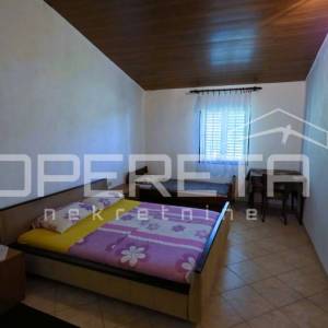 Kuća s pomoćnim objektom, pogled, garaža, vrt, 330 m2, Karlobag