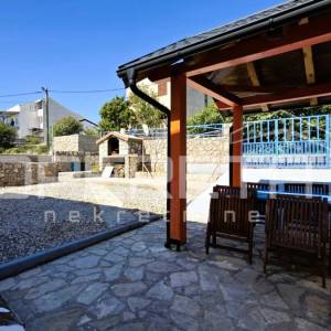 Kuća s pomoćnim objektom, pogled, garaža, vrt, 330 m2, Karlobag