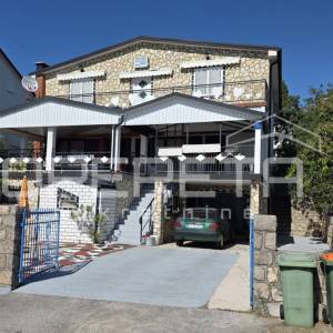 Kuća s pomoćnim objektom, pogled, garaža, vrt, 330 m2, Karlobag