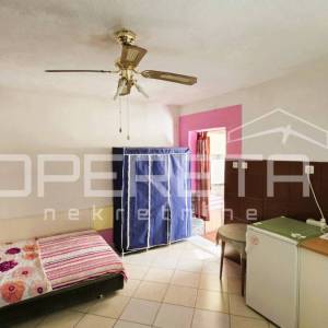 Kuća s pomoćnim objektom, pogled, garaža, vrt, 330 m2, Karlobag