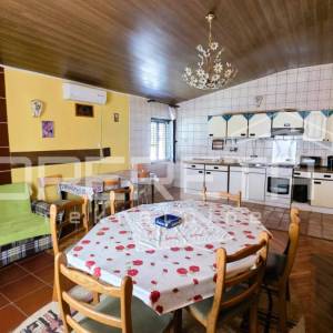 Kuća s pomoćnim objektom, pogled, garaža, vrt, 330 m2, Karlobag