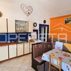 Kuća s pomoćnim objektom, pogled, garaža, vrt, 330 m2, Karlobag