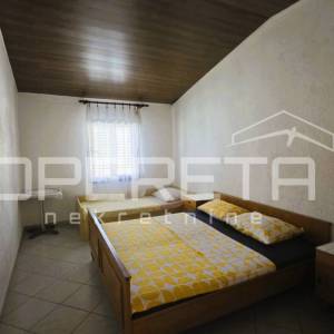 Kuća s pomoćnim objektom, pogled, garaža, vrt, 330 m2, Karlobag