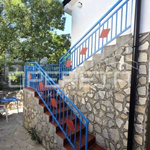 Kuća s pomoćnim objektom, pogled, garaža, vrt, 330 m2, Karlobag