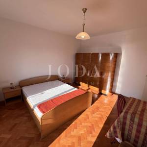 Kuća s velikom parcelom i potencijalom dogradnje, 170 m od mora – Duga, Crikvenica