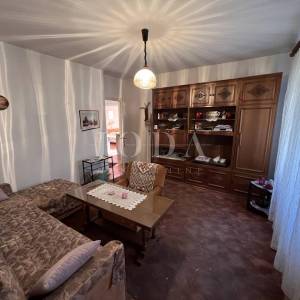 Kuća s velikom parcelom i potencijalom dogradnje, 170 m od mora – Duga, Crikvenica