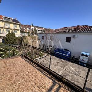 Kuća s velikom parcelom i potencijalom dogradnje, 170 m od mora – Duga, Crikvenica