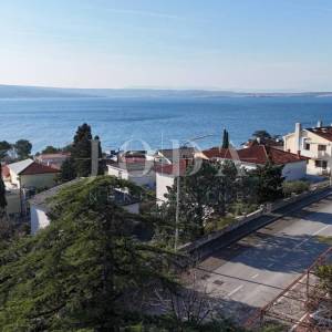 Kuća s velikom parcelom i potencijalom dogradnje, 170 m od mora – Duga, Crikvenica