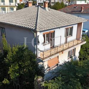 Kuća s velikom parcelom i potencijalom dogradnje, 170 m od mora – Duga, Crikvenica