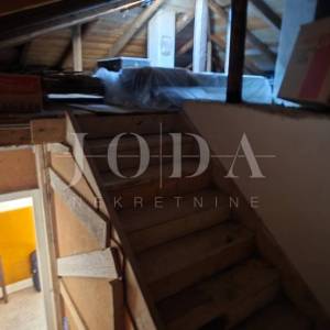 Kuća s velikom parcelom i potencijalom dogradnje, 170 m od mora – Duga, Crikvenica