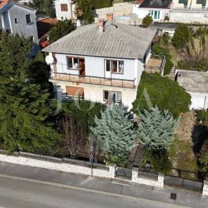 Kuća s velikom parcelom i potencijalom dogradnje, 170 m od mora – Duga, Crikvenica