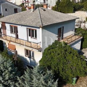 Kuća s velikom parcelom i potencijalom dogradnje, 170 m od mora – Duga, Crikvenica