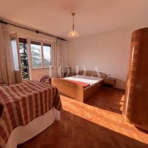 Kuća s velikom parcelom i potencijalom dogradnje, 170 m od mora – Duga, Crikvenica