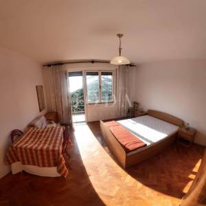 Kuća s velikom parcelom i potencijalom dogradnje, 170 m od mora – Duga, Crikvenica