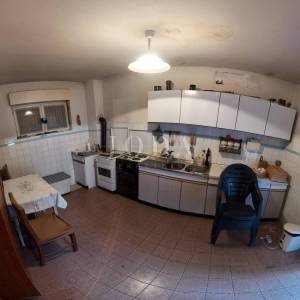 Kuća s velikom parcelom i potencijalom dogradnje, 170 m od mora – Duga, Crikvenica