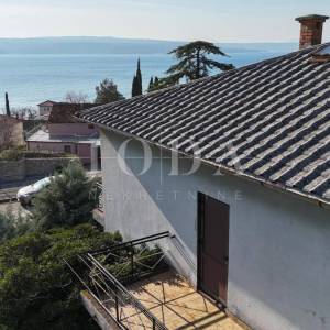 Kuća s velikom parcelom i potencijalom dogradnje, 170 m od mora – Duga, Crikvenica