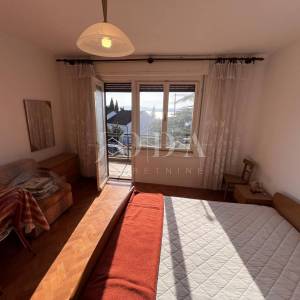 Kuća s velikom parcelom i potencijalom dogradnje, 170 m od mora – Duga, Crikvenica