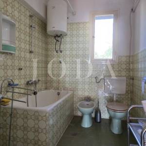 Kuća s velikom parcelom i potencijalom dogradnje, 170 m od mora – Duga, Crikvenica