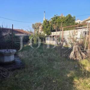 Kuća s velikom parcelom i potencijalom dogradnje, 170 m od mora – Duga, Crikvenica