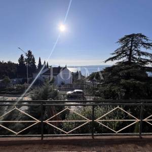 Kuća s velikom parcelom i potencijalom dogradnje, 170 m od mora – Duga, Crikvenica