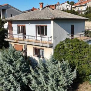 Kuća s velikom parcelom i potencijalom dogradnje, 170 m od mora – Duga, Crikvenica