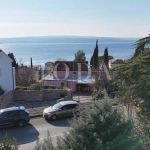 Kuća s velikom parcelom i potencijalom dogradnje, 170 m od mora – Duga, Crikvenica