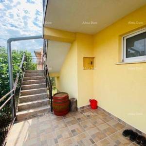 Kuća sa dva stana i velikom okućnicom u Puli