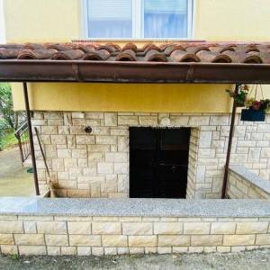 Kuća sa dva stana i velikom okućnicom u Puli