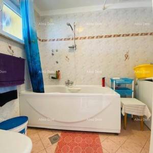 Kuća sa dva stana i velikom okućnicom u Puli