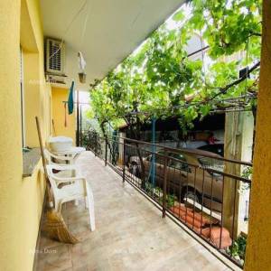 Kuća sa dva stana i velikom okućnicom u Puli