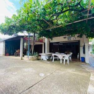 Kuća sa dva stana i velikom okućnicom u Puli