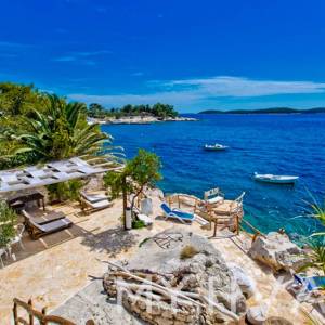 Kuća sa privatnom plažom u gradu Hvaru