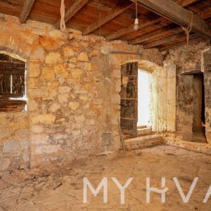 Kuća sa tradicionalnim Dvorom u Dolu