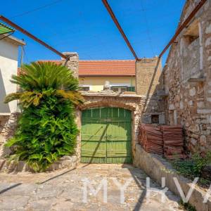 Kuća sa tradicionalnim Dvorom u Dolu