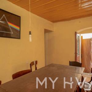 Kuća sa tradicionalnim Dvorom u Dolu