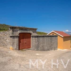 Kuća sa tradicionalnim Dvorom u Dolu