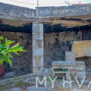 Kuća sa tradicionalnim Dvorom u Dolu