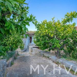 Kuća sa tradicionalnim Dvorom u Dolu